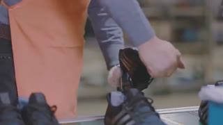 نحوه ساخت بهترین کفش جهان  adidas - فروشگاه اینترنتی کفش