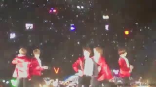 لحظه افتادن جیمین در اجرای آهنگ فایر و خنده های جونگ کوک - BTS