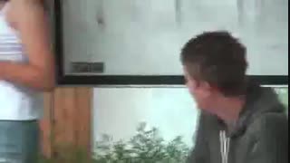 ابتکار جالب و باحال برای سرگرمی و خنده در ایستگاه اتوبوس جالبه ببین