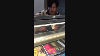 GOT7 کافه رستوران بم بم   با نام bchile افتتاح شد .جی جی جی جینگگگ .بم بم  در خدمت شماس ۸_۸ الهییی خودش روز اول رفت سرکار