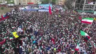 لحظه ی ورود آقای رئیسی به جمع هواداراش
