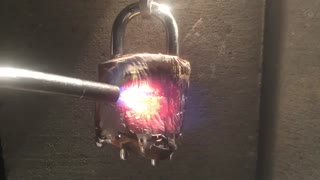 ذوب کردن قفل با استفاده از مشعل