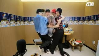 هونگسوک داره همرو کول میکنهXD