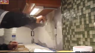 تغییر دکوراسیون آشپزخانه با کاشی شیشه ای